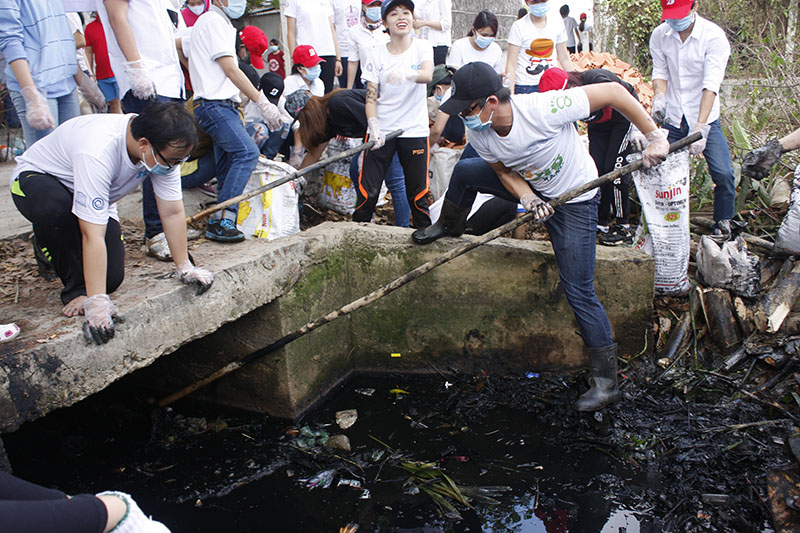 Đại sứ VJ Quang Bảo và mọi người chung tay dọn sạch rác ở con kênh